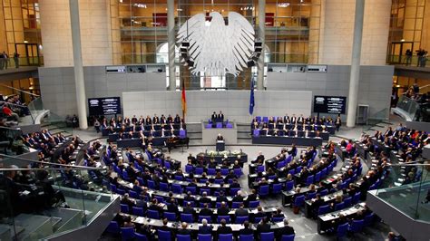 Alman İstihbarat Başkanı Bruno Kahl Komisyon toplantısında gizli evrak unuttu - Son Dakika Haberleri